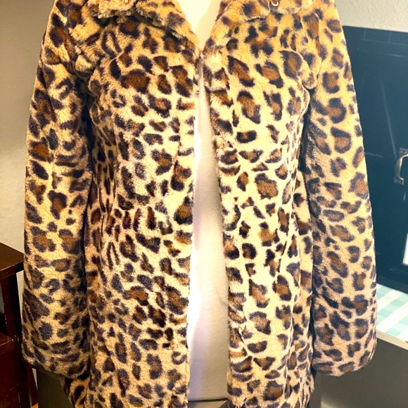 Size small faux fur SILKY AND SO WARM leopard coat - Picture 2 of 6